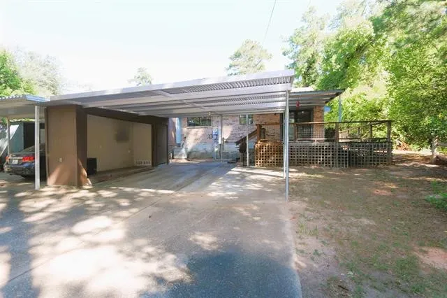 a view of a backyard