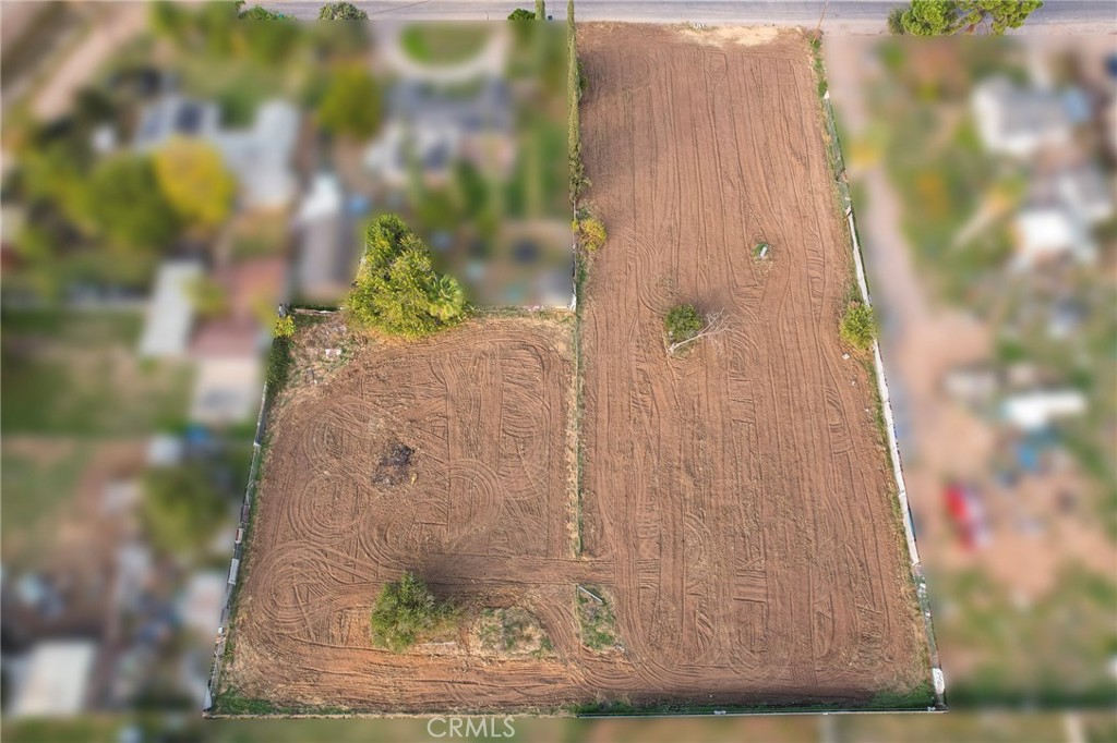 5526 East Inyo Street Fresno, CA 93727 - Photo 5 of 8 a view of a door
