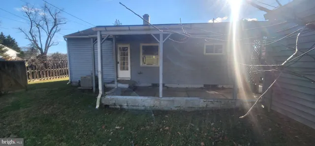 a view of back yard of the house