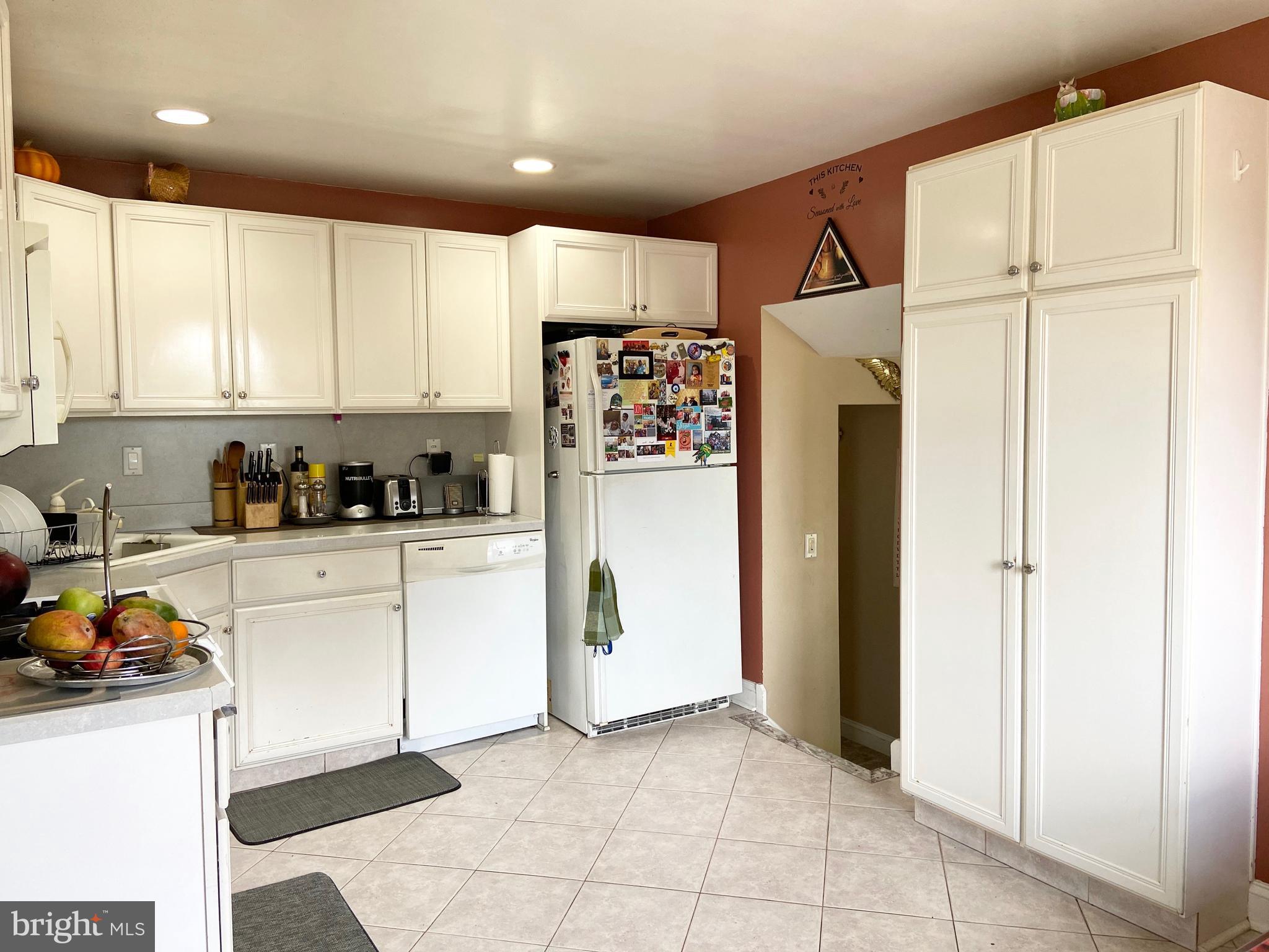 9757 Susan Road Philadelphia, PA 19115 - Photo 15 of 37 Kitchen