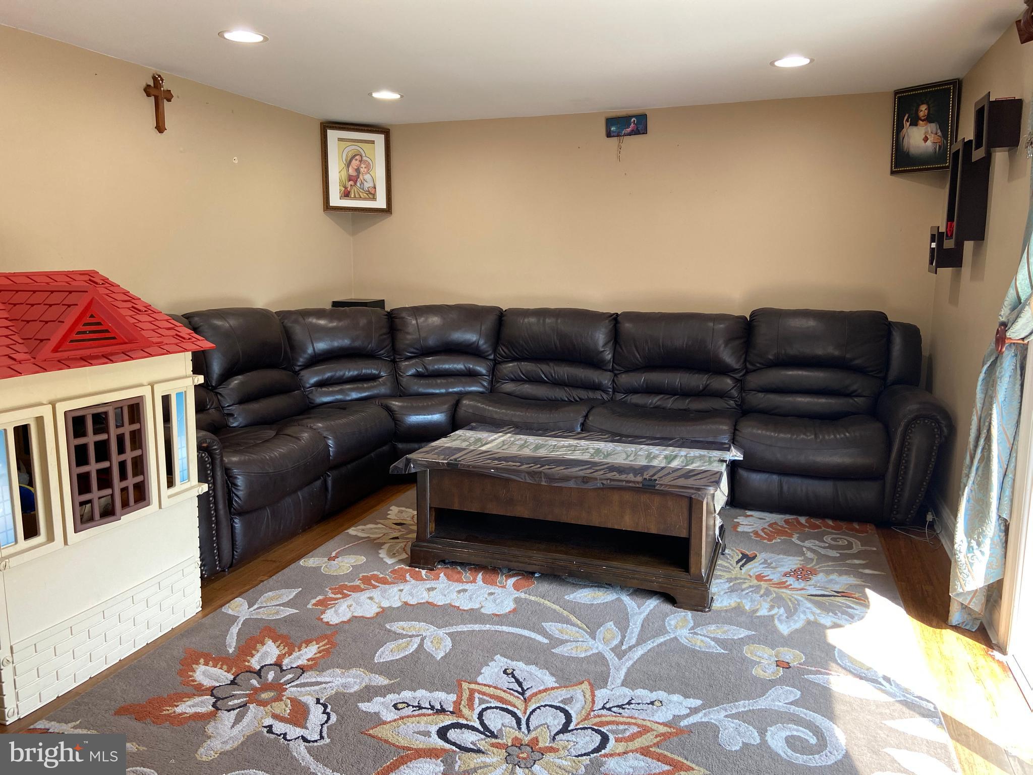 9757 Susan Road Philadelphia, PA 19115 - Photo 18 of 37 Family room