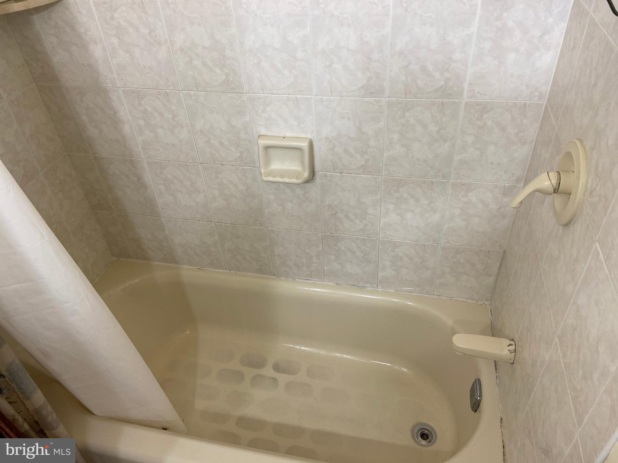 9757 Susan Road Philadelphia, PA 19115 - Photo 28 of 37 Main Bathroom