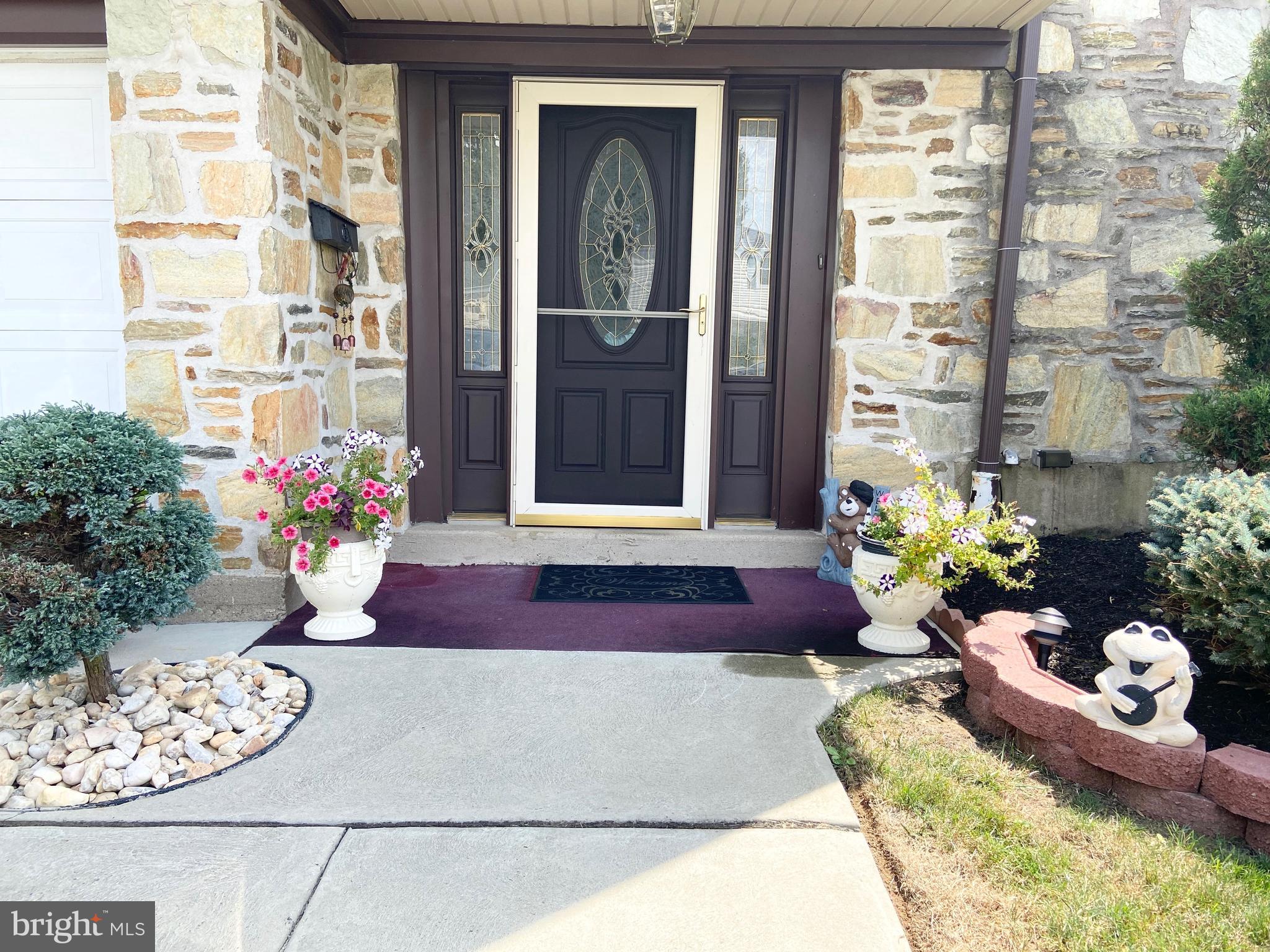 9757 Susan Road Philadelphia, PA 19115 - Photo 10 of 37 Main entrance
