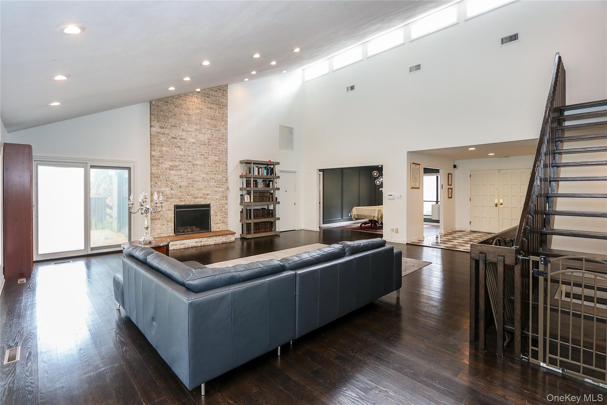 35 Old Pond Road Great Neck, NY 11023 - Photo 5 of 21