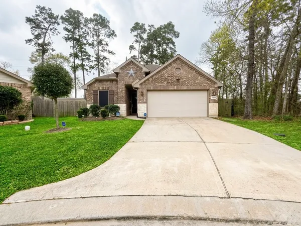 a front view of house with yard