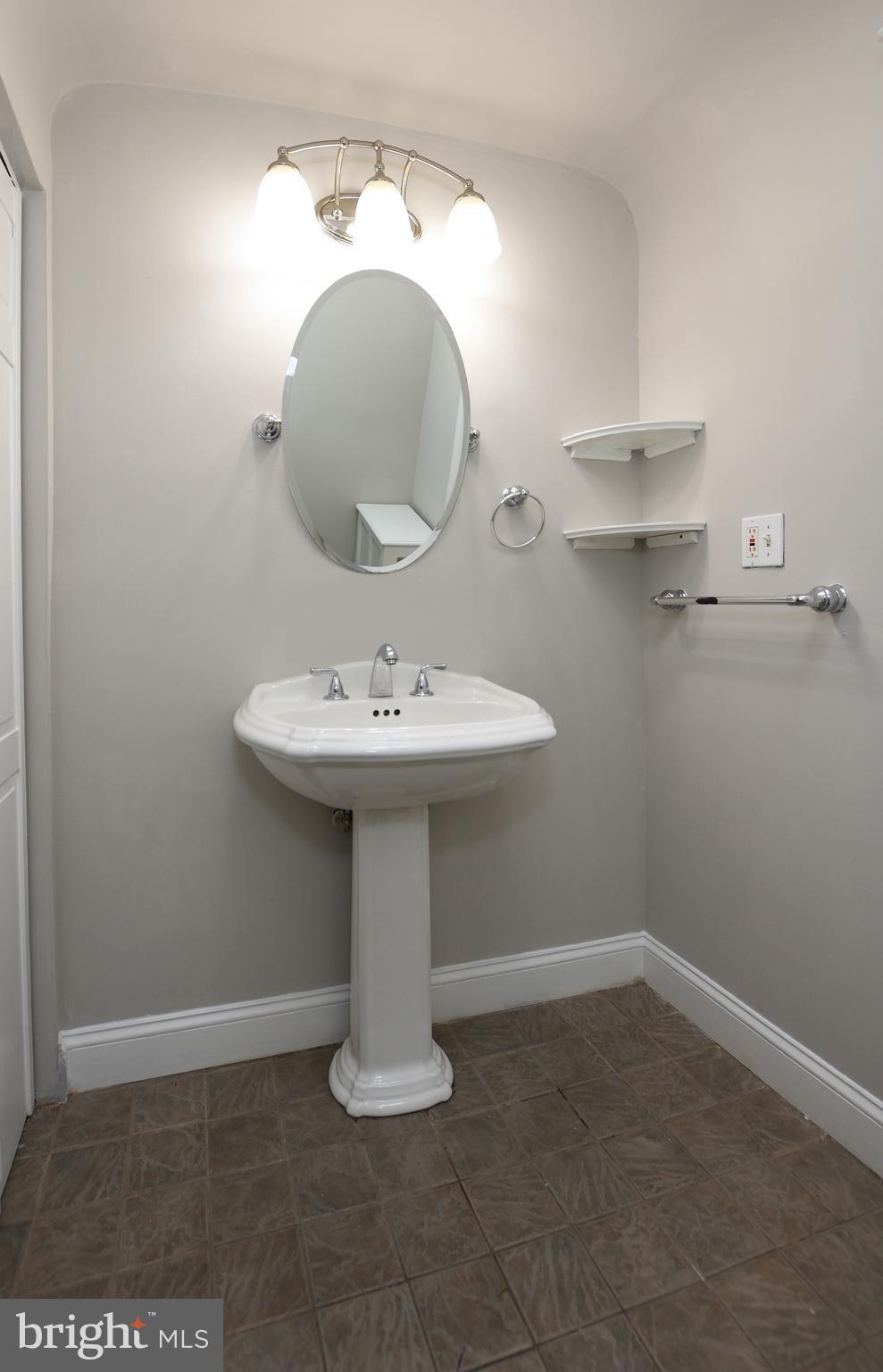 242 Sanford Road Upper Darby, PA 19082 - Photo 17 of 31