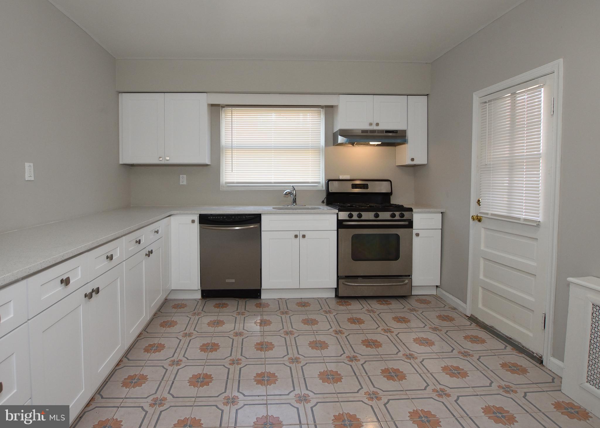 242 Sanford Road Upper Darby, PA 19082 - Photo 8 of 31