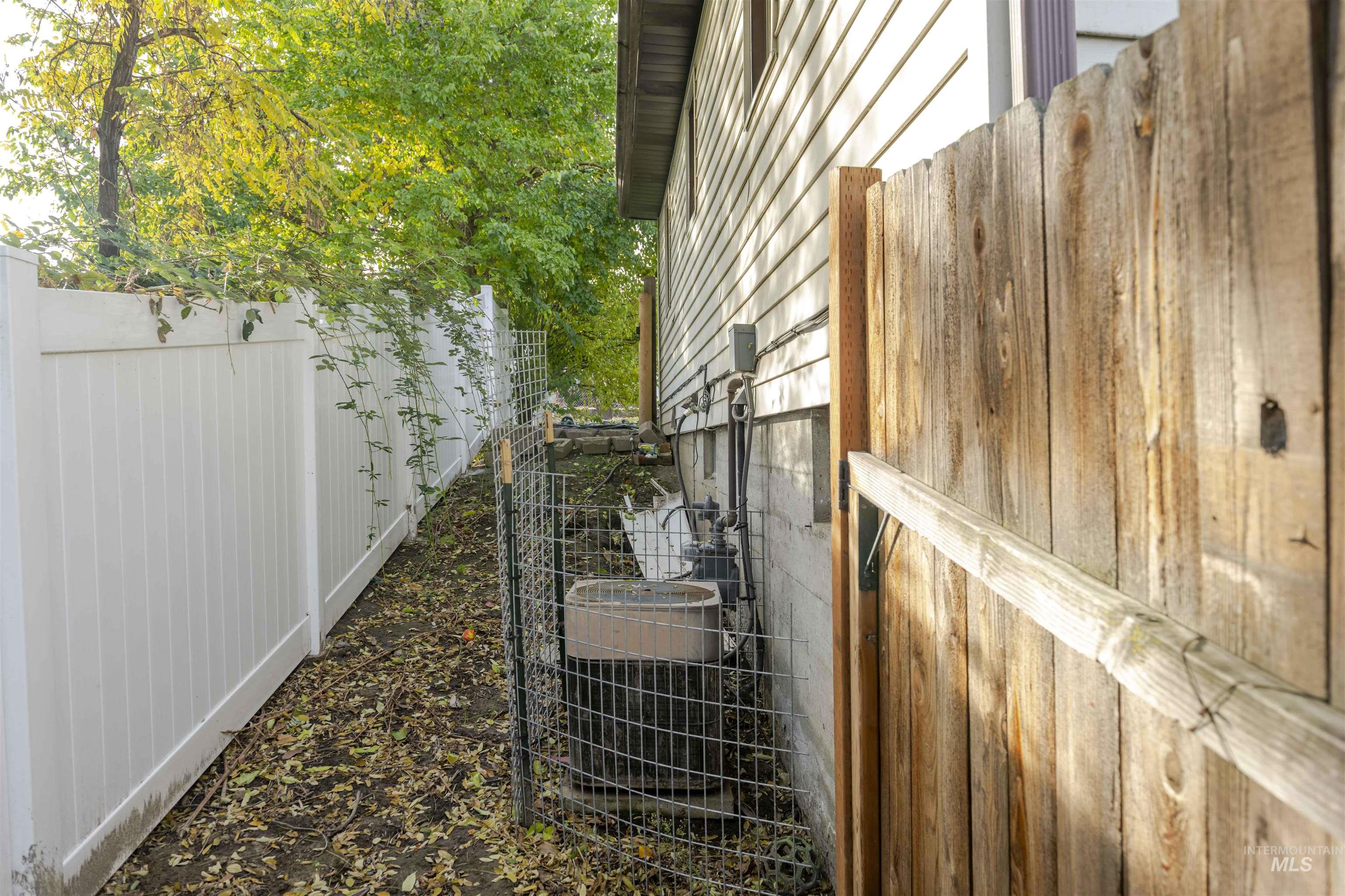 2127 12th Avenue Lewiston, ID 83501 - Photo 22 of 27 View of side of home featuring a central AC unit