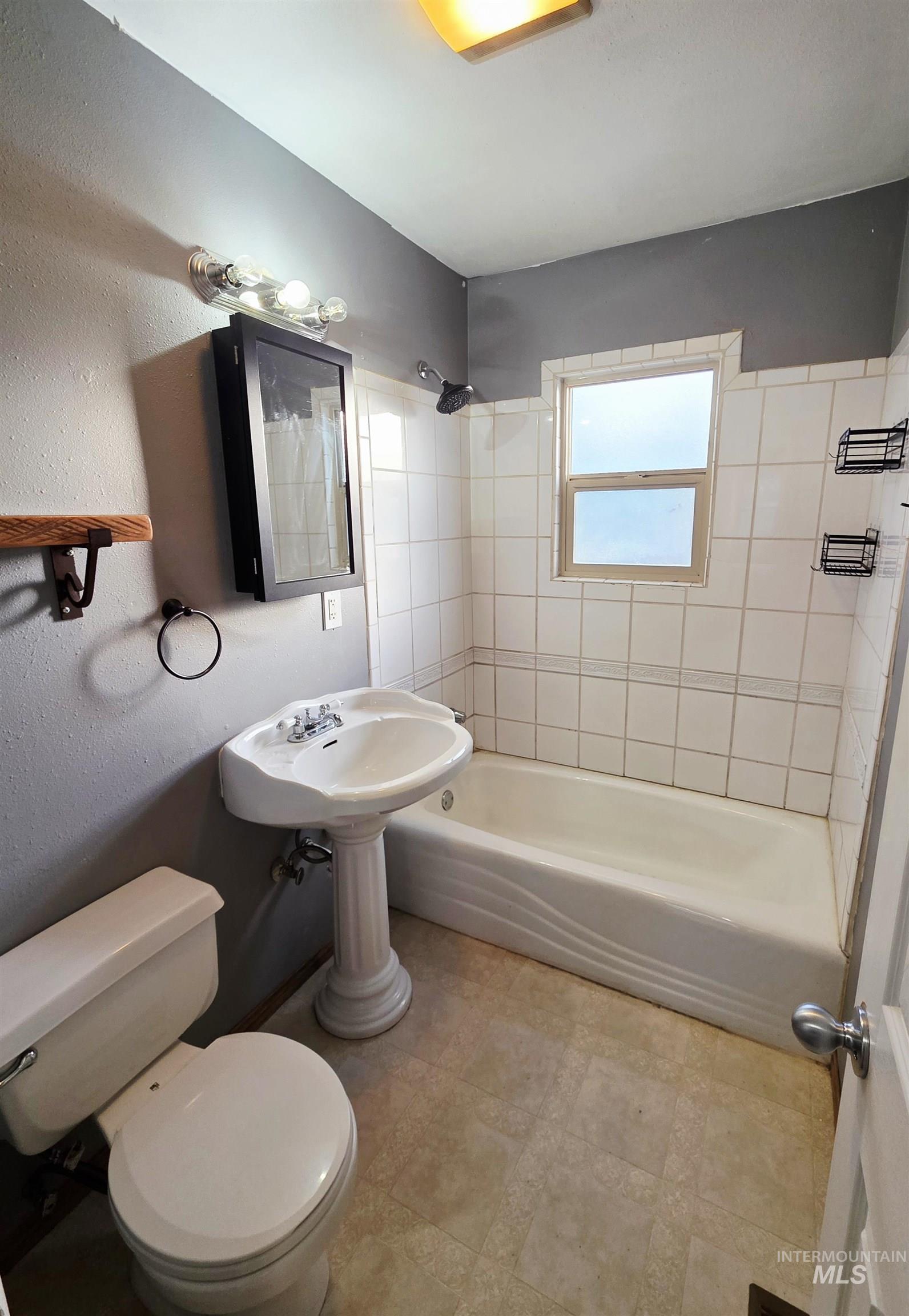 2127 12th Avenue Lewiston, ID 83501 - Photo 10 of 27 Full bathroom featuring shower / washtub combination and toilet