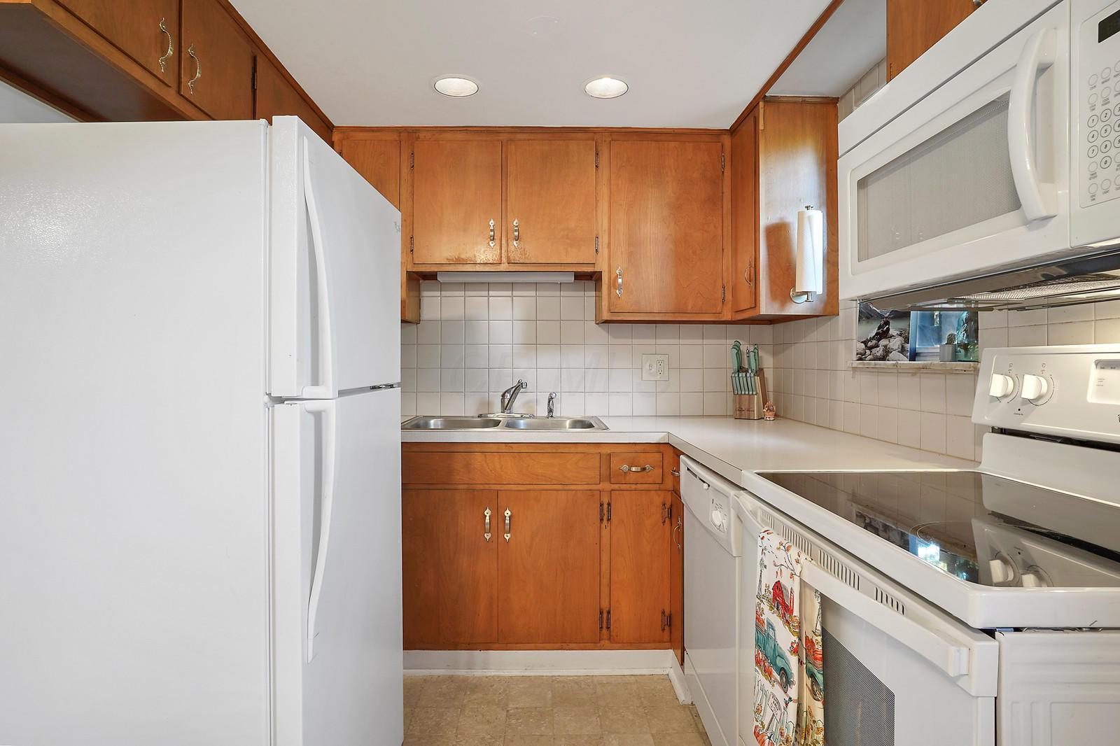 1092 Folkestone Road, Unit 13B Columbus, OH 43220 - Photo 11 of 24
