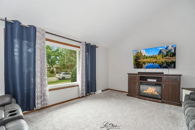 $379,990 | 15524 Pine Road, Oak Forest, IL 60452