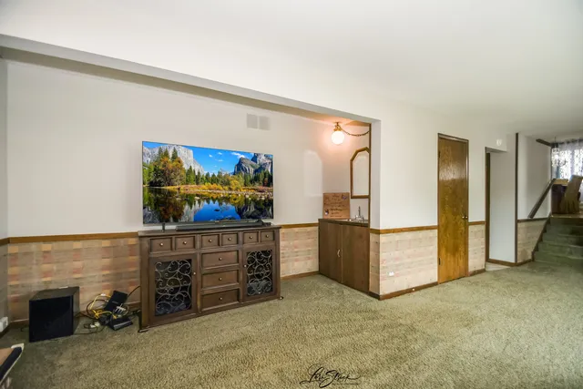 $379,990 | 15524 Pine Road, Oak Forest, IL 60452