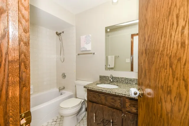 $379,990 | 15524 Pine Road, Oak Forest, IL 60452