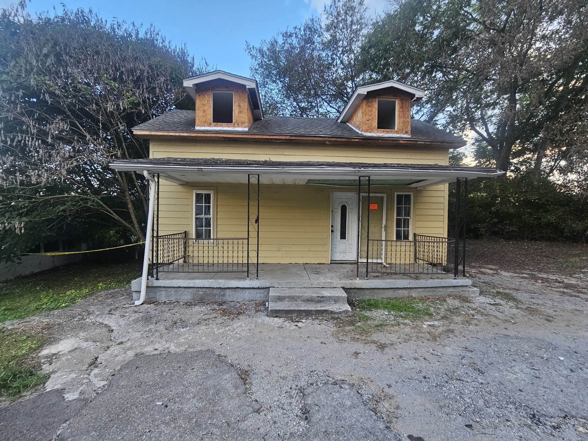 10261-2 Bridge Street Columbia, TN 38401 - Photo 1 of 14 a front view of a house with garden