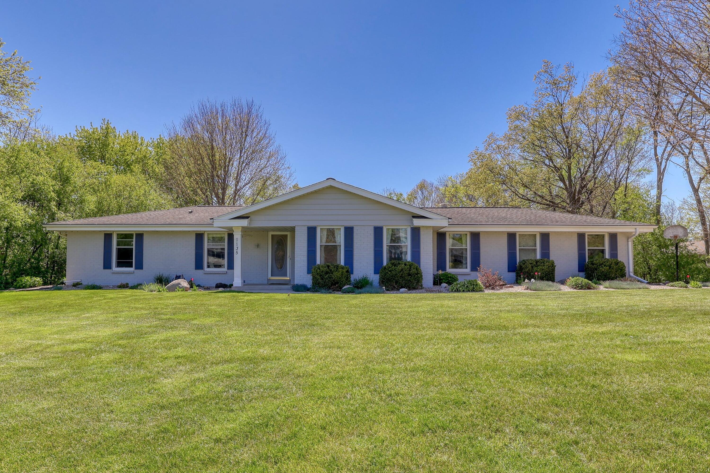 1135 South Ridgeway Road Brookfield, WI 53045 - Photo 5 of 63 Front