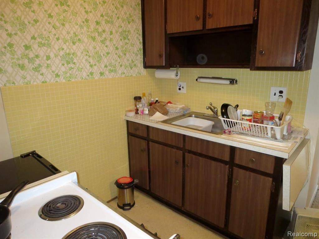 21520 Kelly Road Eastpointe, MI 48021 - Photo 7 of 9