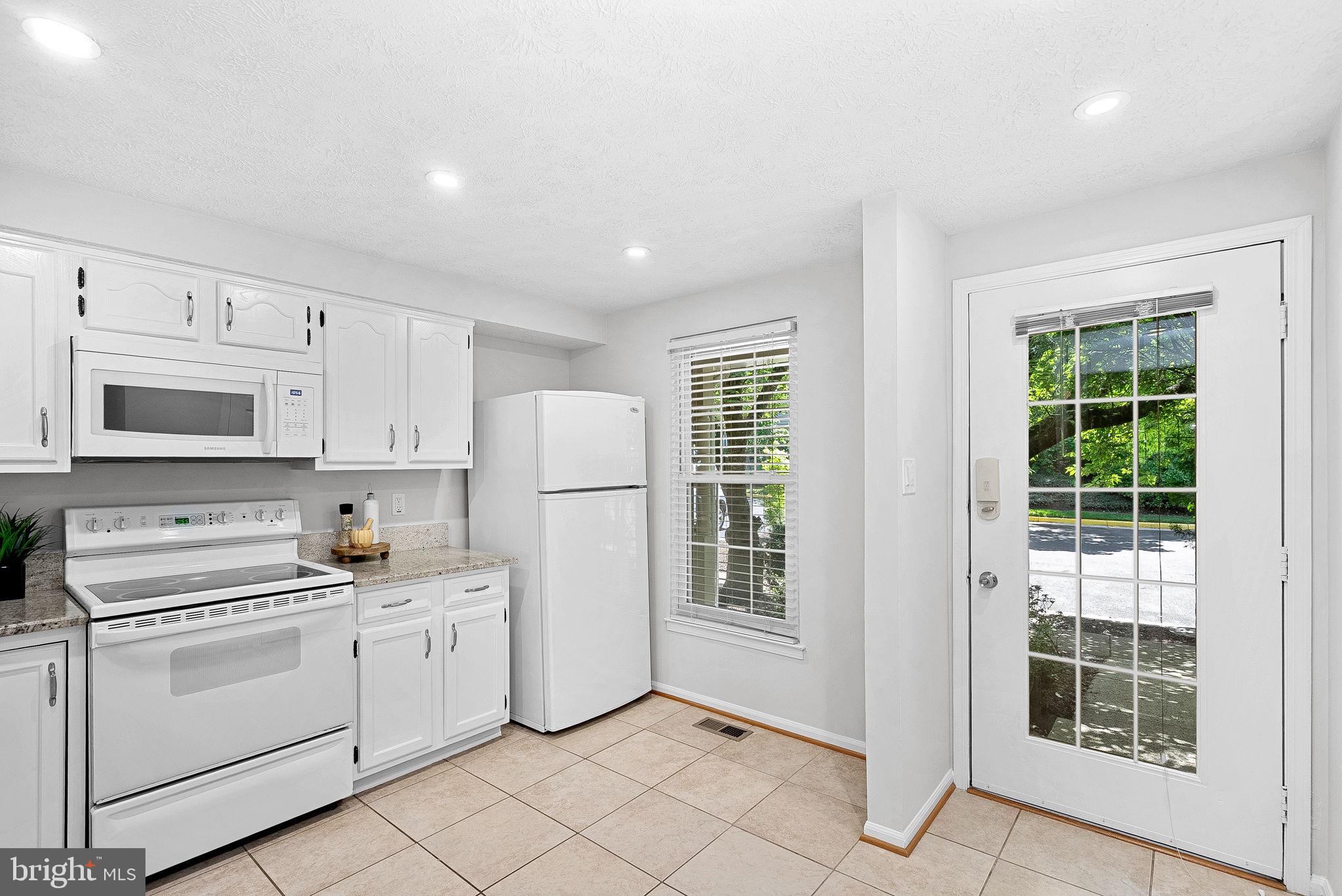 11908 Fieldthorn Court Reston, VA 20194 - Photo 8 of 47