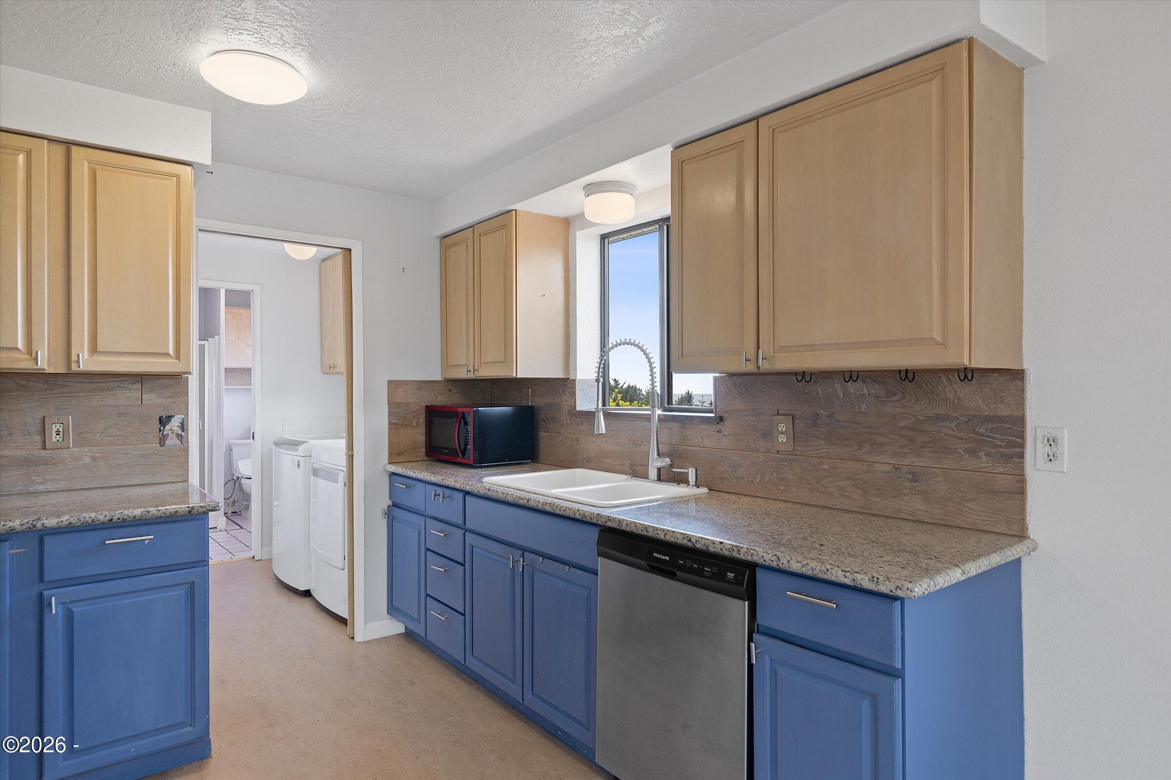 1810 Northwest View Ridge Drive Waldport, OR 97394 - Photo 14 of 40 Kitchen