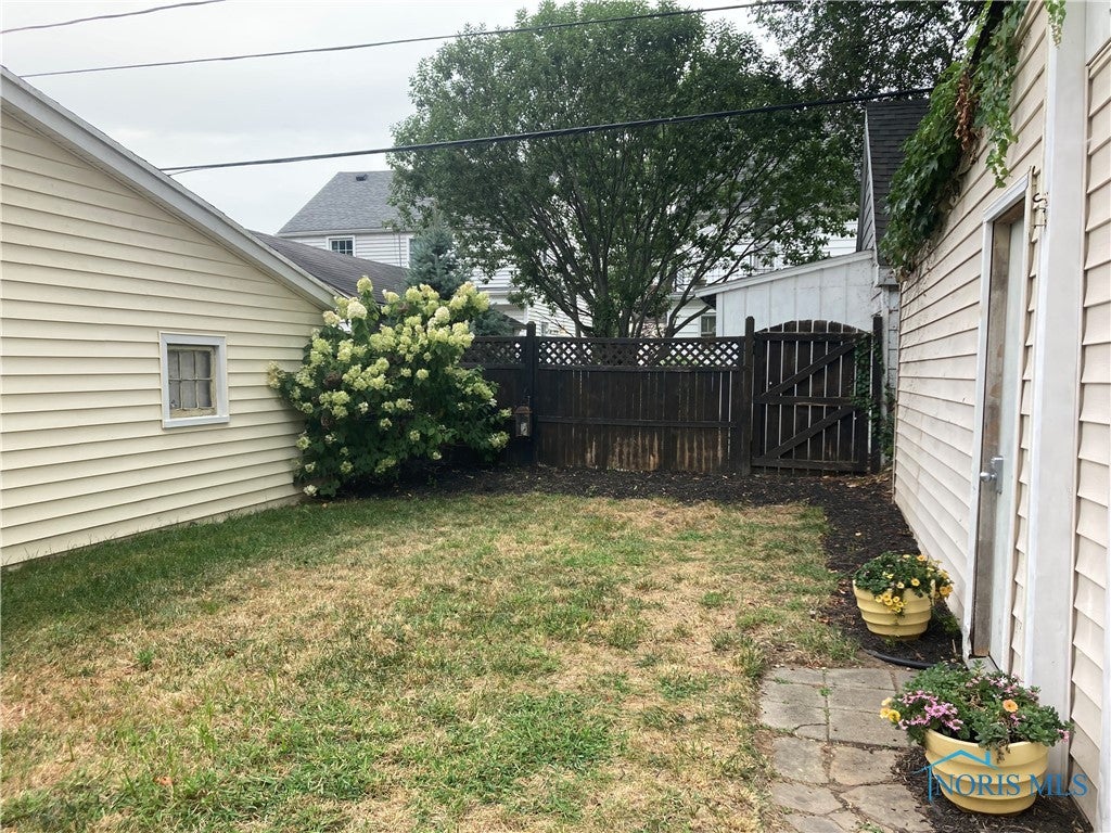 3643 Maxwell Road Toledo, OH 43613 - Photo 3 of 25 Fenced-in Backyard !