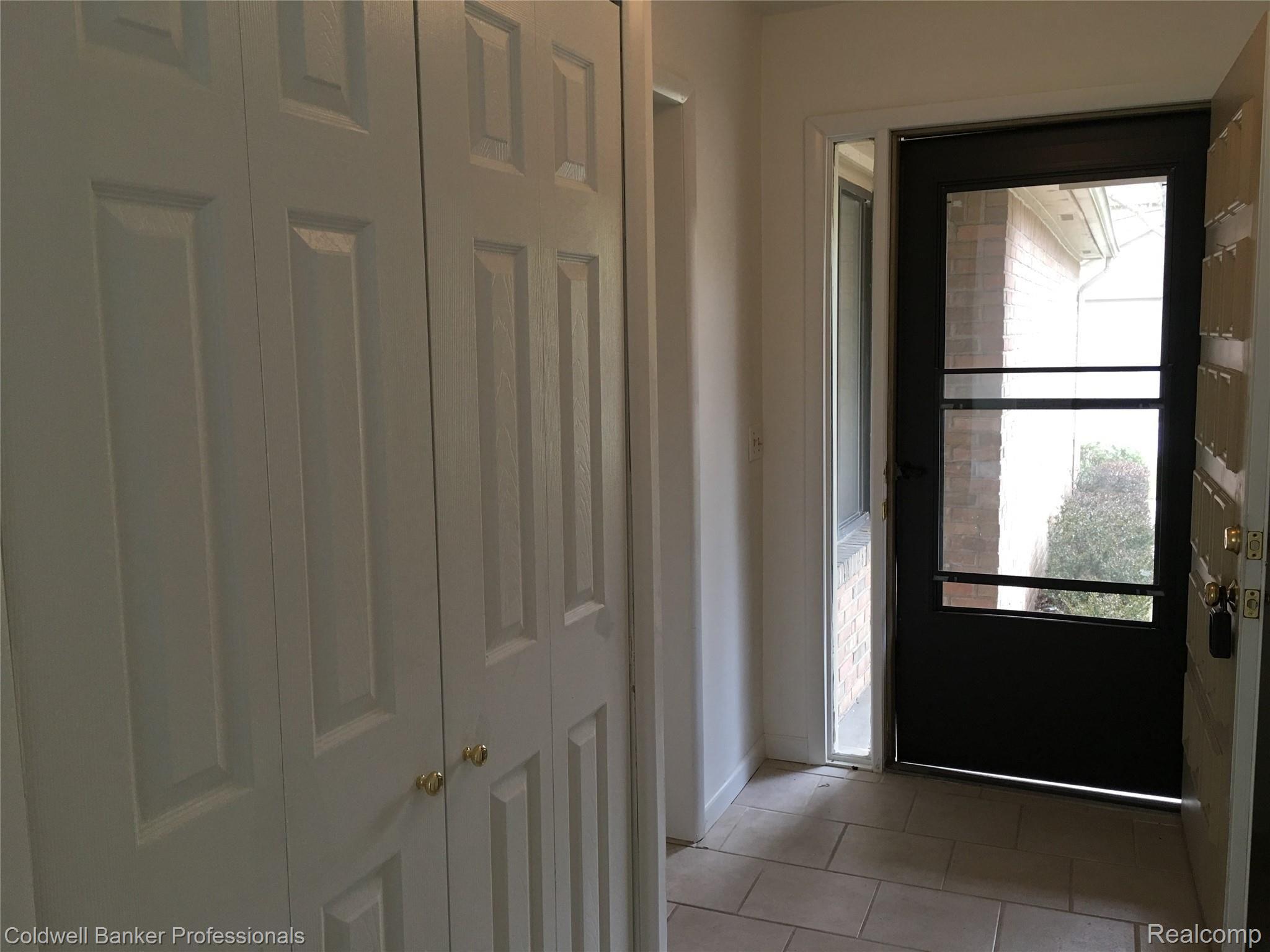 676 Tennyson, Unit 13 Rochester, MI 48307 - Photo 6 of 22 Foyer