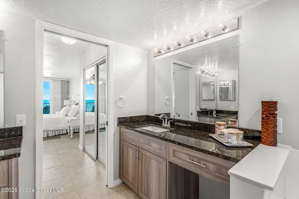 a en suite bathroom with sinks mirror and