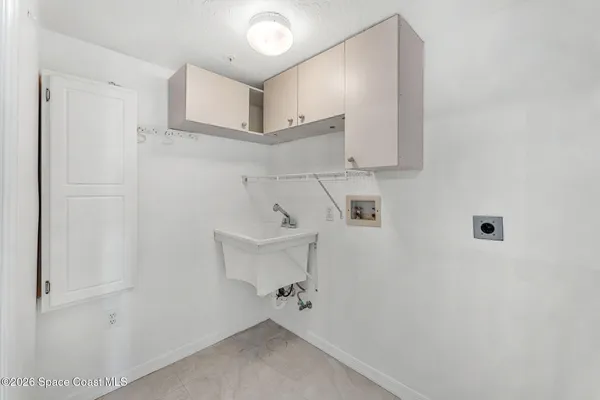 a view of utility room