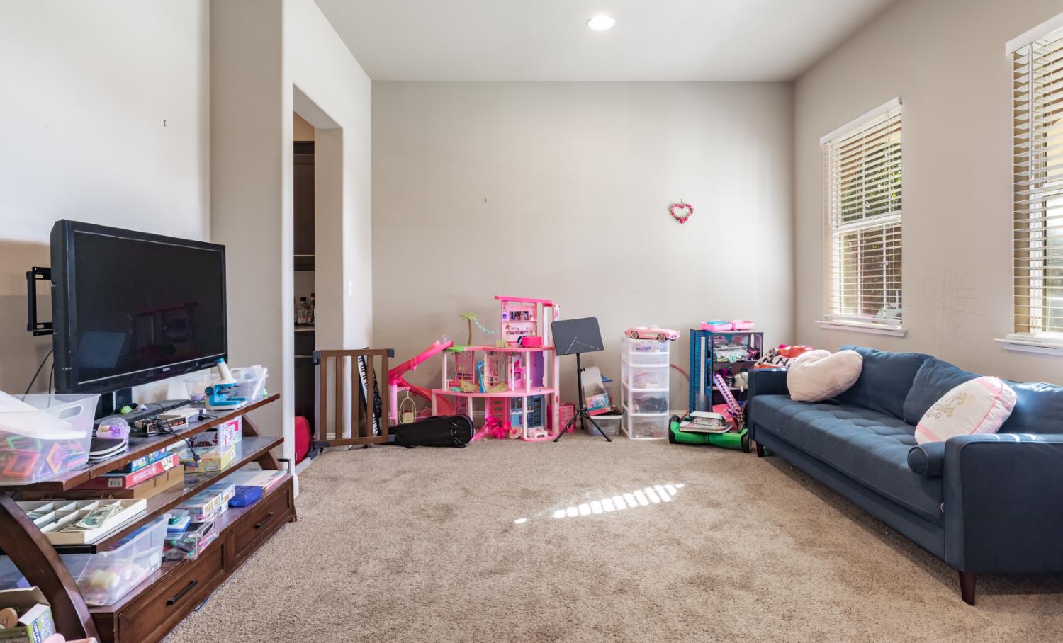 3299 Poe Avenue Clovis, CA 93619 - Photo 3 of 31