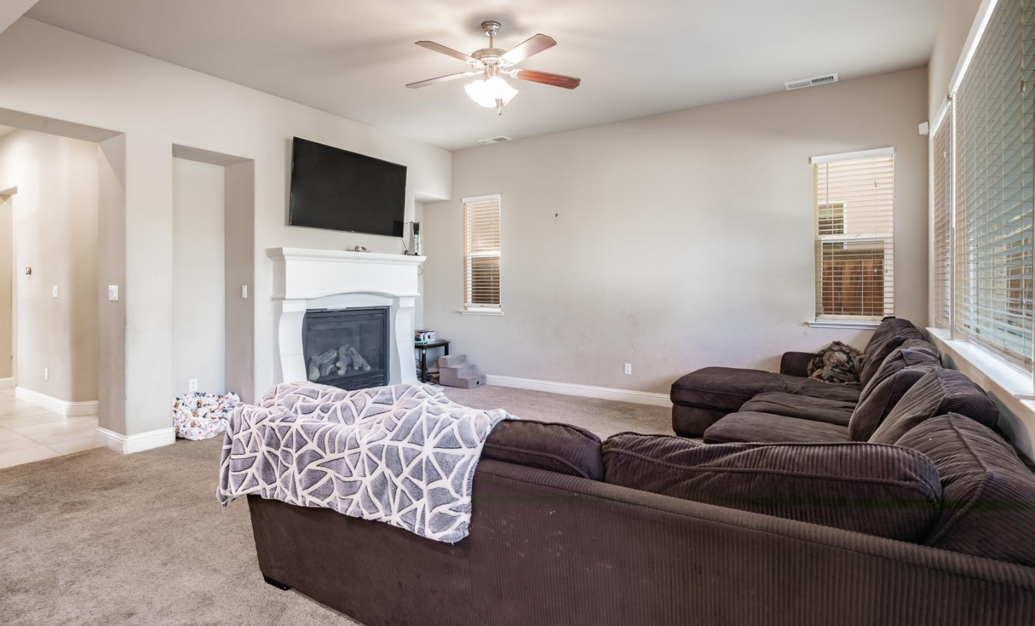 3299 Poe Avenue Clovis, CA 93619 - Photo 5 of 31