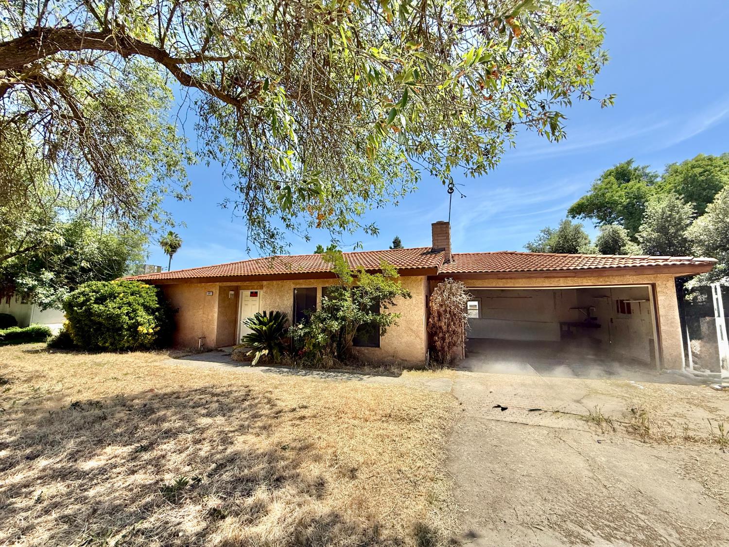 537 North Granada Drive Madera, CA 93637 - Photo 21 of 27 front view of a house with a yard