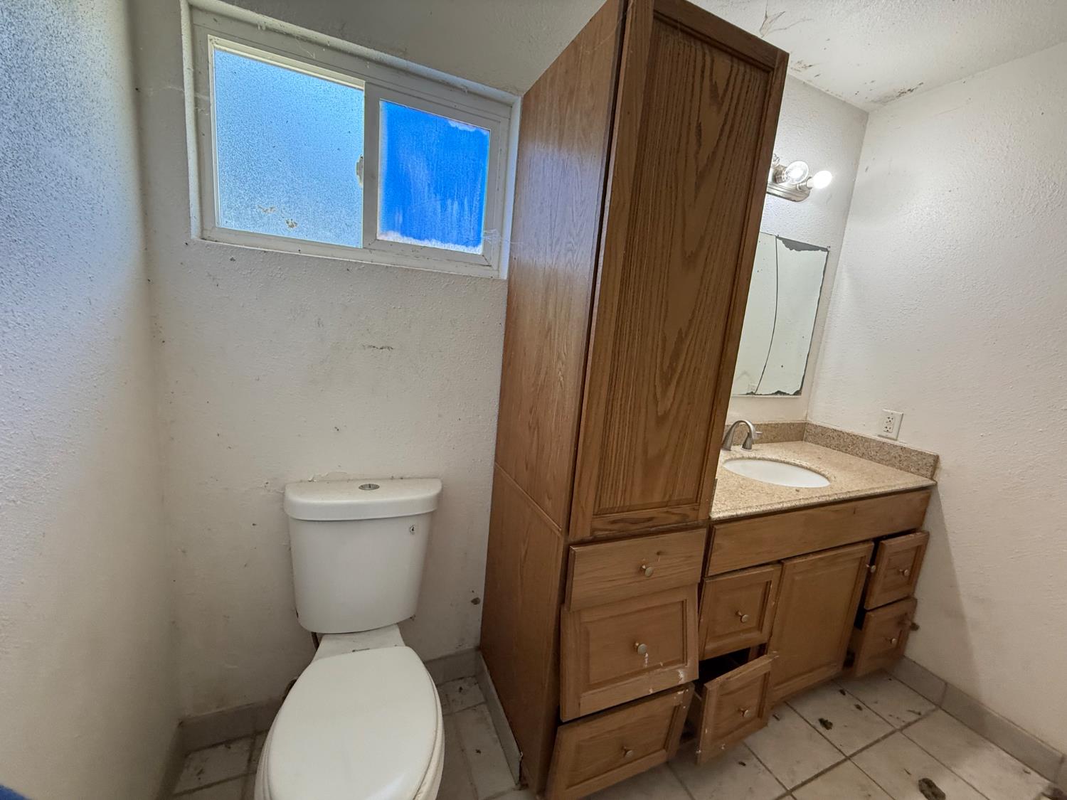 537 North Granada Drive Madera, CA 93637 - Photo 23 of 27 a bathroom with a toilet sink and tub