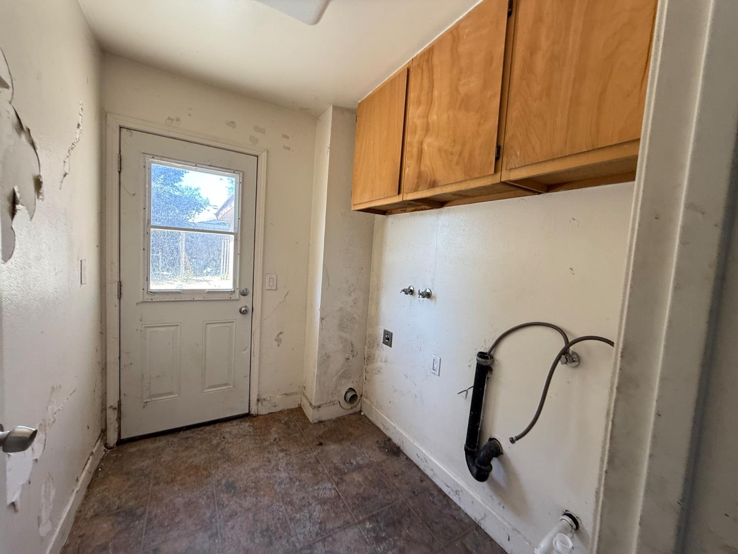 537 North Granada Drive Madera, CA 93637 - Photo 26 of 27 a bathroom with a sink and a mirror