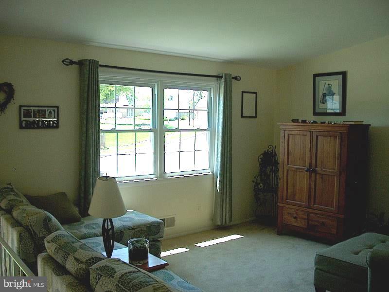 302 Townleigh Road Reisterstown, MD 21136 - Photo 11 of 24 Living Room