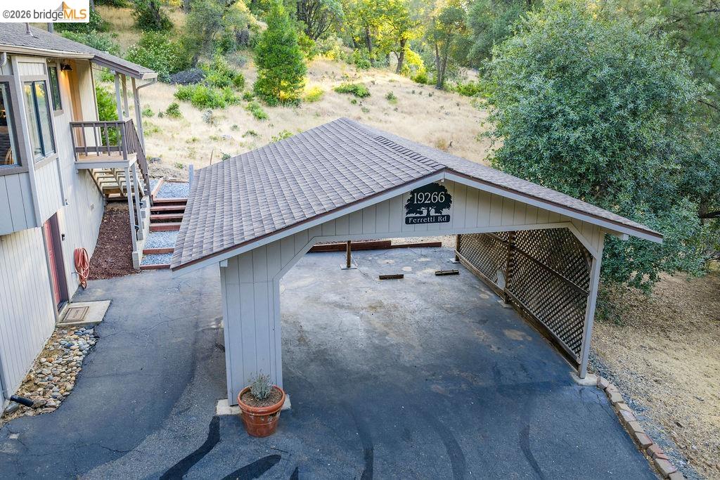 19266 Ferretti Road Groveland, CA 95321 - Photo 33 of 50 View of garage