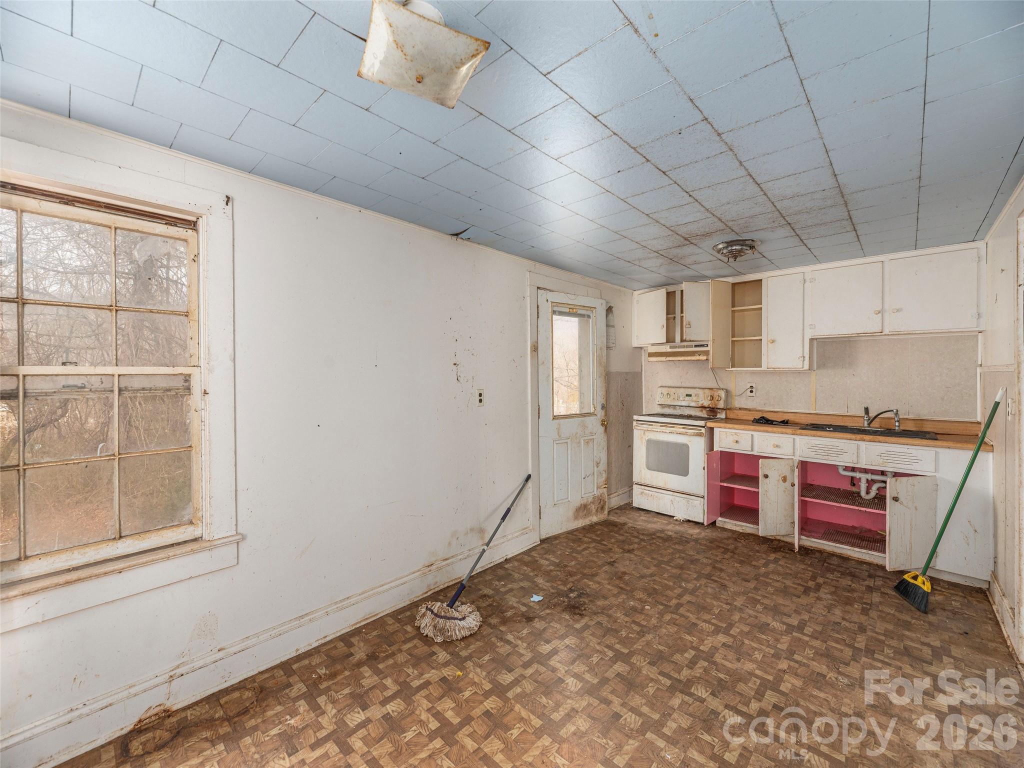 92 Mauney Cove Road Waynesville, NC 28786 - Photo 9 of 17