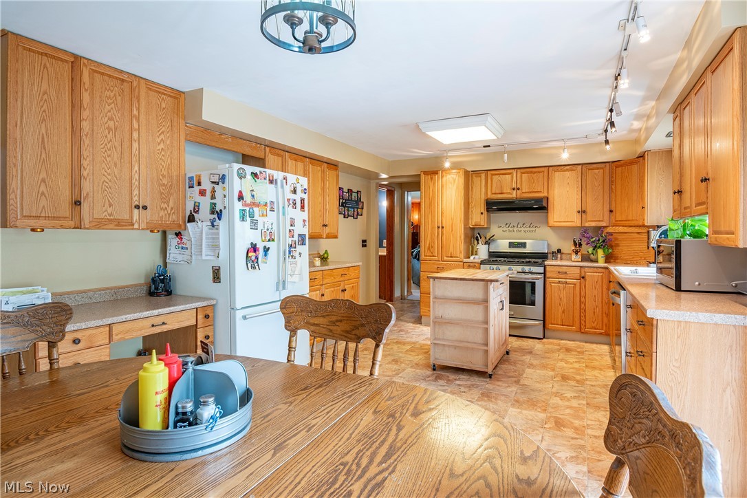 2421 Woodview Road Uniontown, OH 44685 - Photo 11 of 32 Gallery Image 11