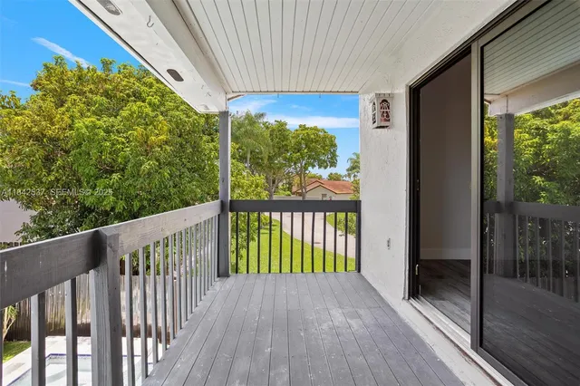 a picture of a bench in a white house
