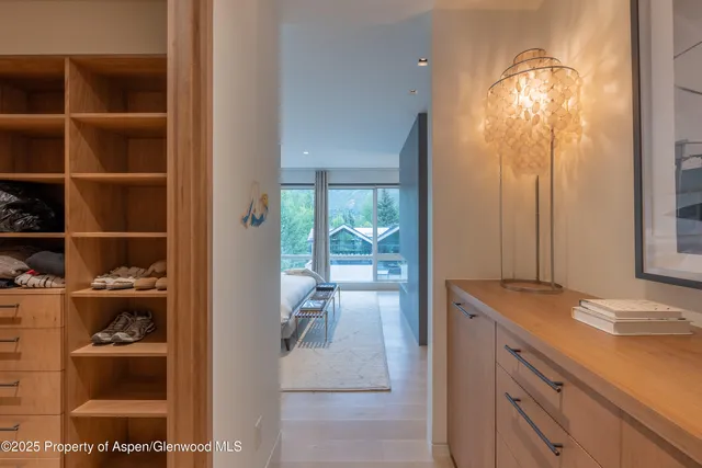 a en suite bathroom with a sink and a mirror