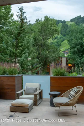 a view of sitting area with furniture and garden