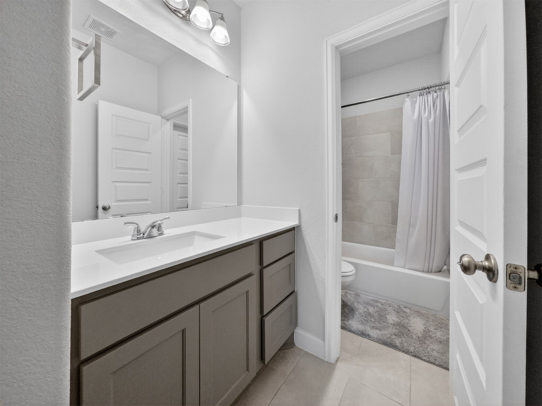 4343 Martin Ridge Drive Manvel, TX 77578 - Photo 33 of 50 a bathroom with a sink and a mirror