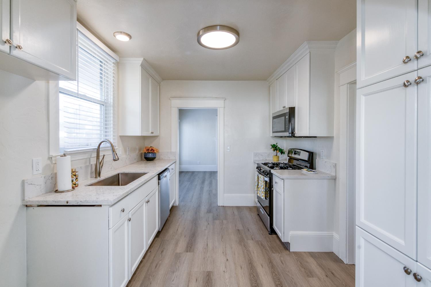 701 East Clinton Avenue Fresno, CA 93704 - Photo 15 of 40