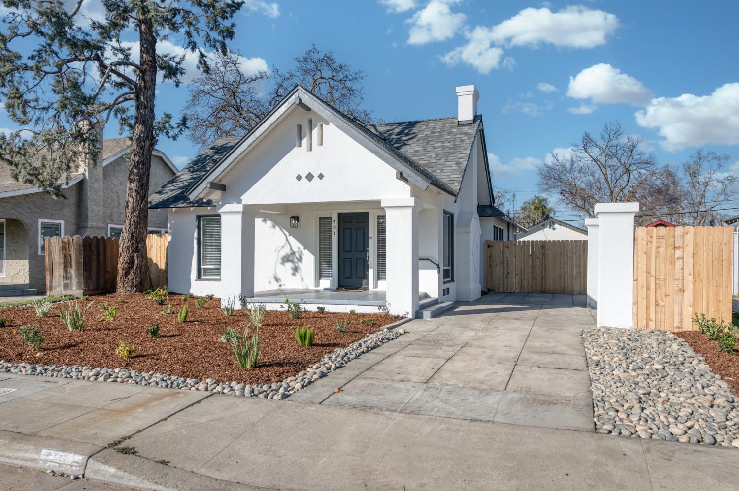 701 East Clinton Avenue Fresno, CA 93704 - Photo 2 of 40