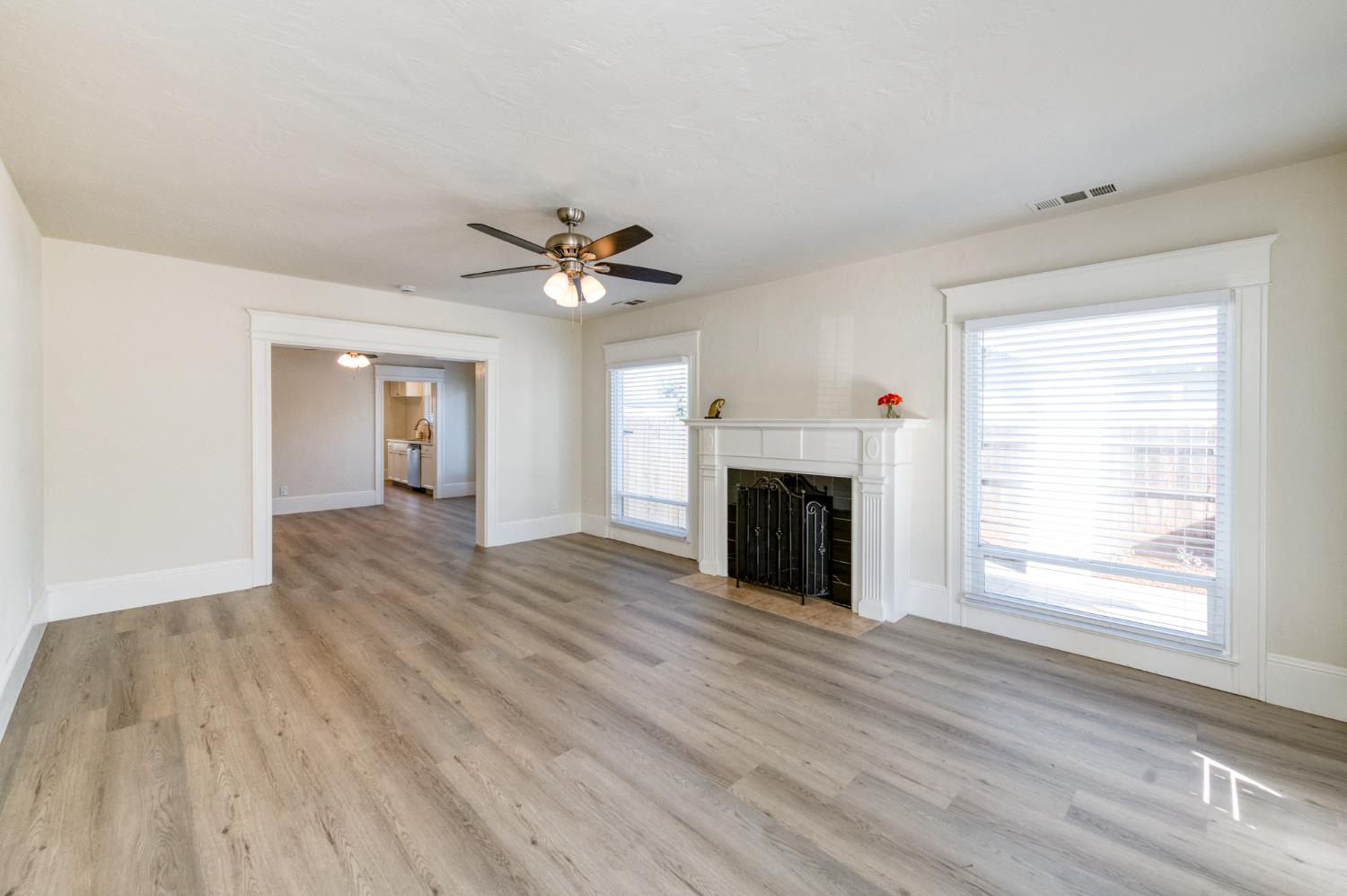 701 East Clinton Avenue Fresno, CA 93704 - Photo 6 of 40