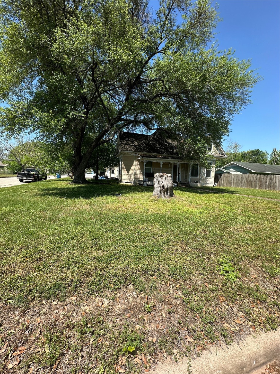 1045 8th Street Hempstead, TX 77445 - Photo 2 of 40