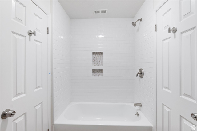 2078 Spring Oaks Drive Springville, UT 84663 - Photo 28 of 40 Jack and Jill bathroom with bathing tub / shower combination