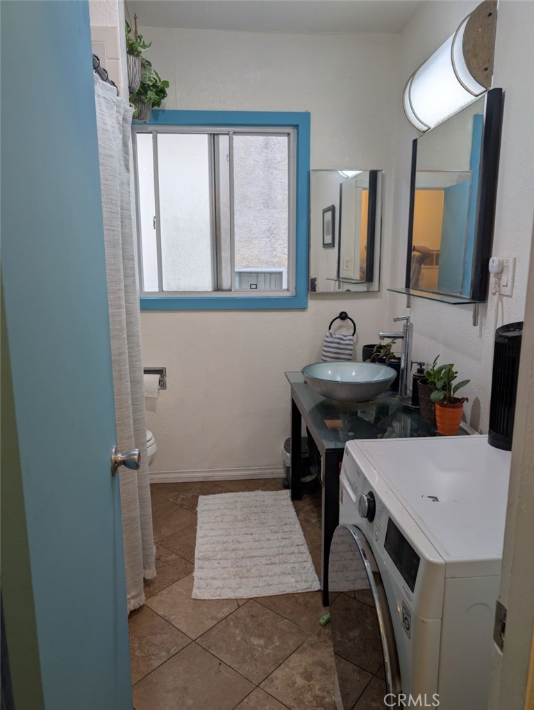 438 Cedar Avenue, Unit 4 Long Beach, CA 90802 - Photo 3 of 12 a room with a table and a mirror