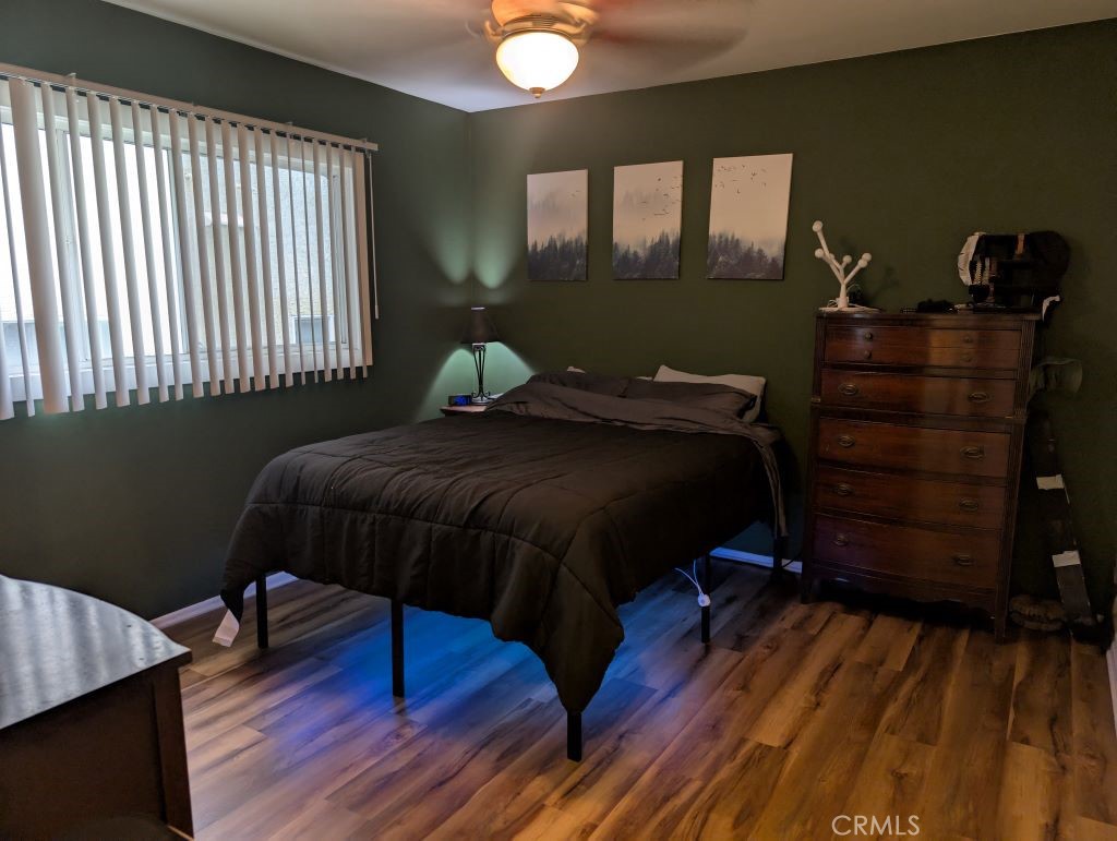 438 Cedar Avenue, Unit 4 Long Beach, CA 90802 - Photo 5 of 12 a bedroom with a bed and a window