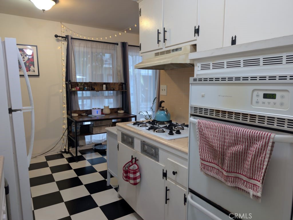 438 Cedar Avenue, Unit 4 Long Beach, CA 90802 - Photo 10 of 12 a kitchen with a stove a sink and a refrigerator