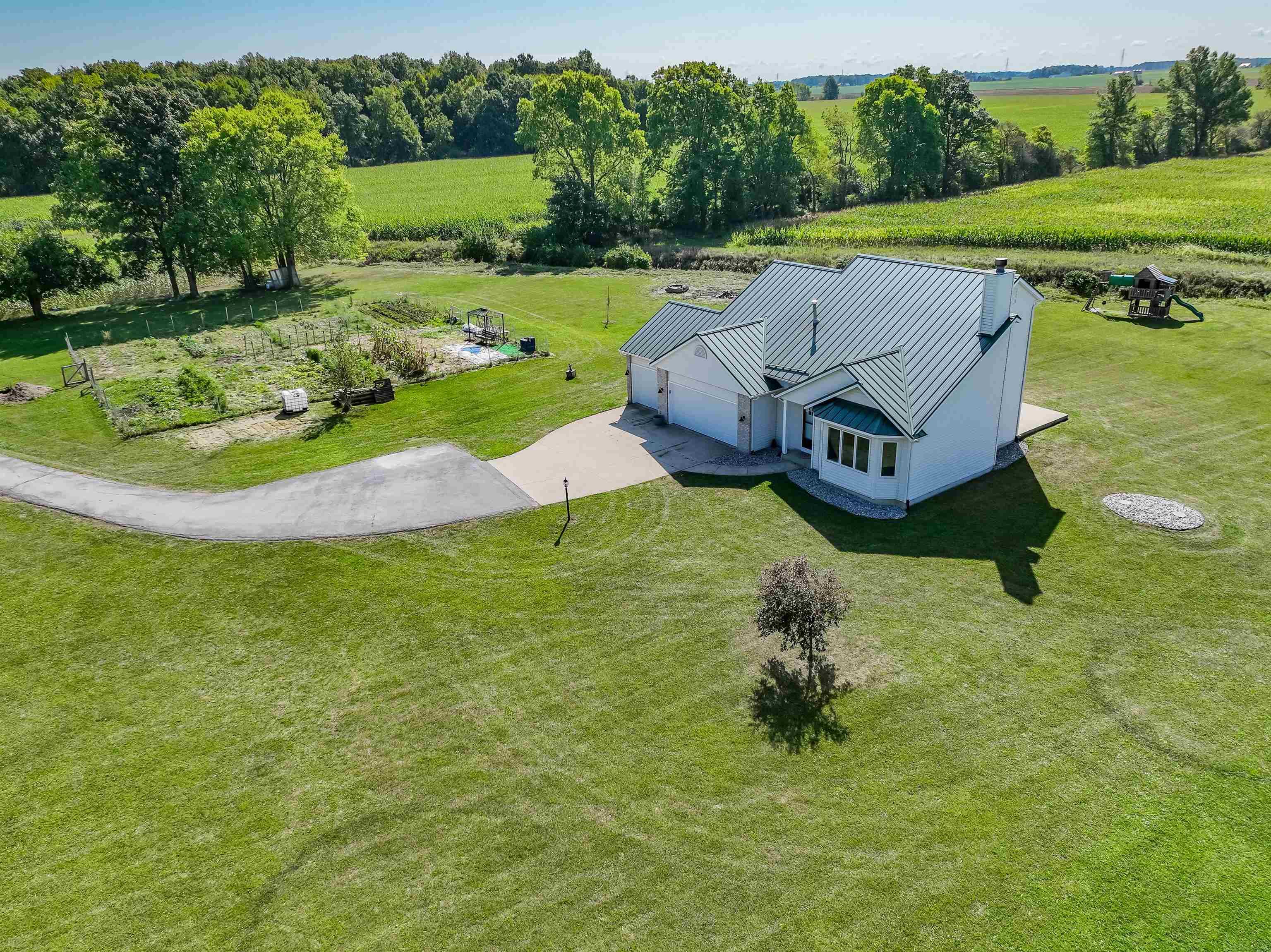 9009 Hamilton Road Yoder, IN 46798 - Photo 3 of 35