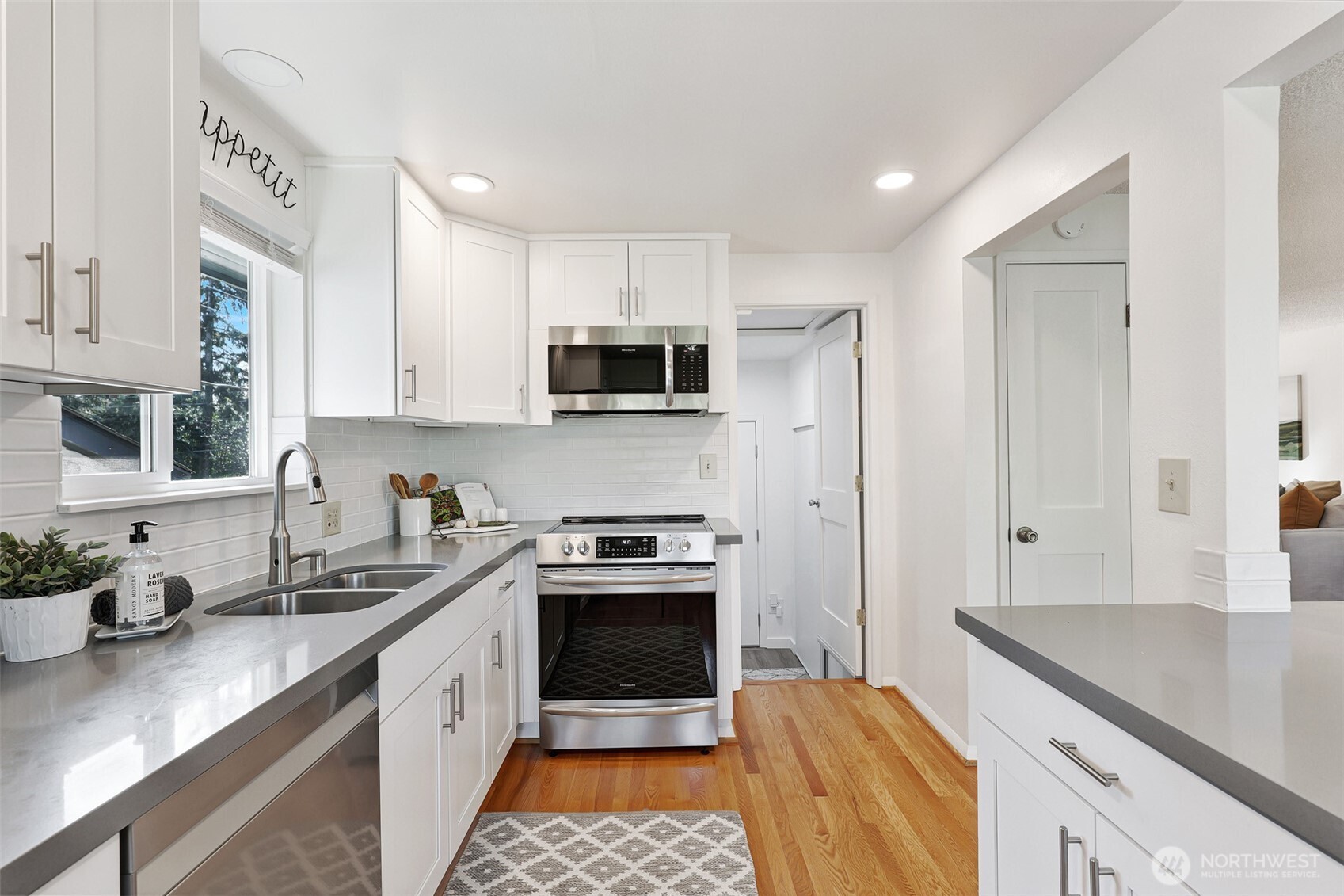10618 35th Avenue Southwest Seattle, WA 98146 - Photo 17 of 23