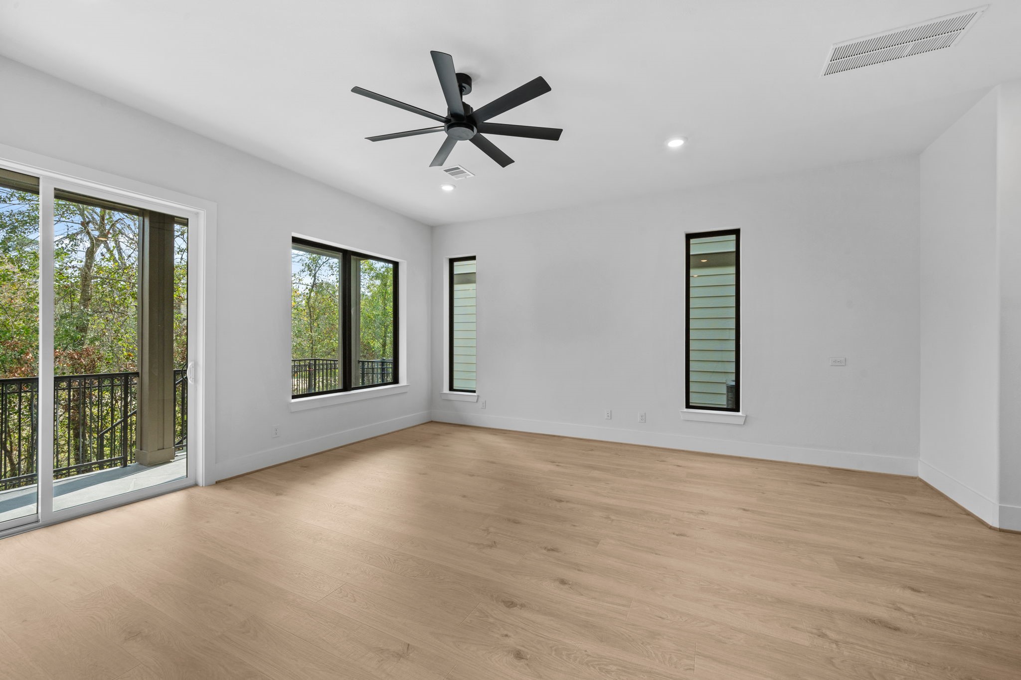 318 Terra Reserve Place Houston, TX 77079 - Photo 13 of 36 a view of a livingroom with a ceiling fan and window